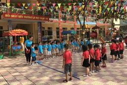 Giờ chơi, các cô giáo Trường MN Yên Ninh (TP Yên Bái) luôn khuyến khích sự sáng tạo ở trẻ (Ảnh chụp trước khi dịch Covid-19 bùng phát).