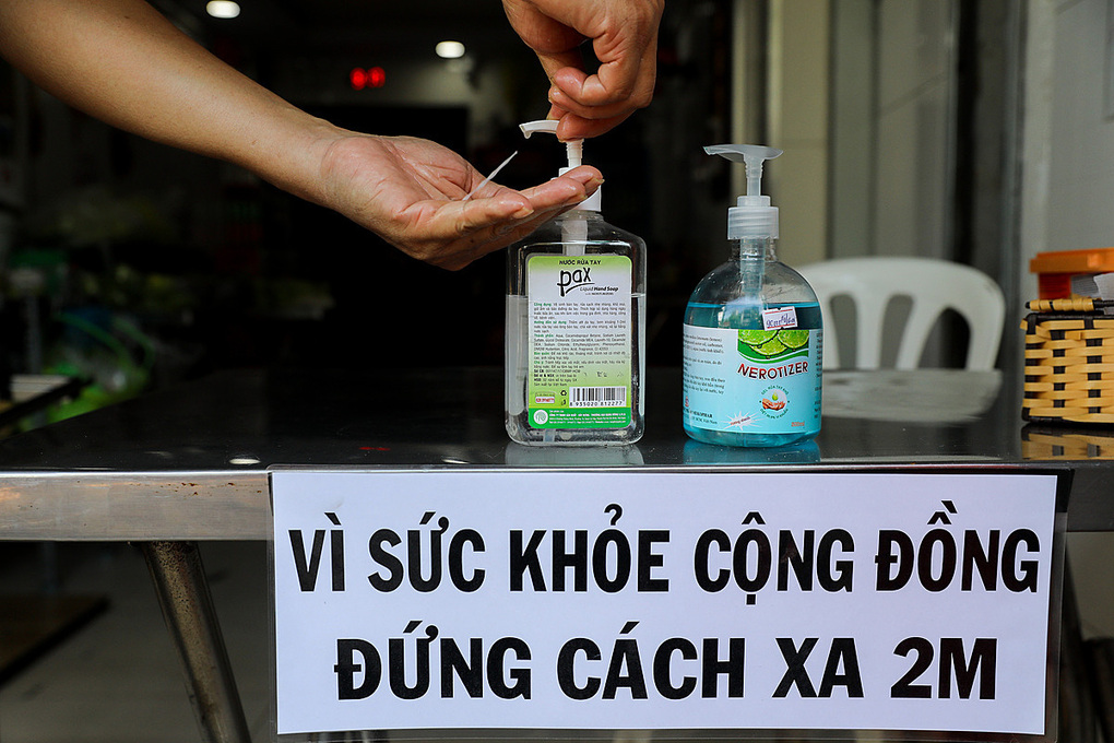 Người dân TP.HCM dán chữ cách xa 2m tại hàng quán. Ảnh: Như Quỳnh.