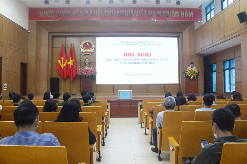 A group of people in a room

Description automatically generated with low confidence