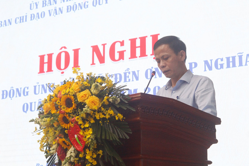 A person holding a bouquet of flowers

Description automatically generated with medium confidence