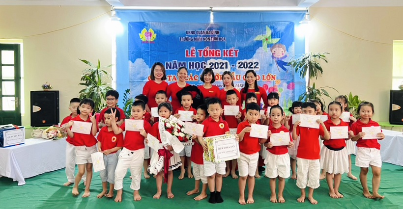 Ảnh có chứa trong nhà, sàn, người, tạo dáng
Mô tả được tạo tự động