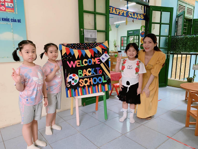 Ảnh có chứa văn bản, người, tạo dáng
Mô tả được tạo tự động