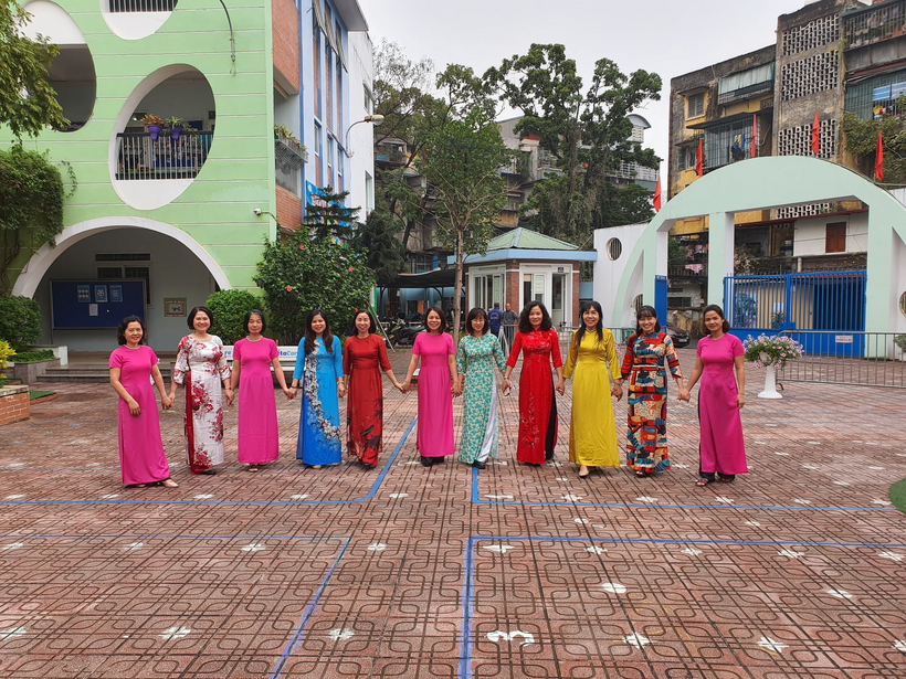 Ảnh có chứa mặt đất, ngoài trời, tòa nhà, nhóm
Mô tả được tạo tự động