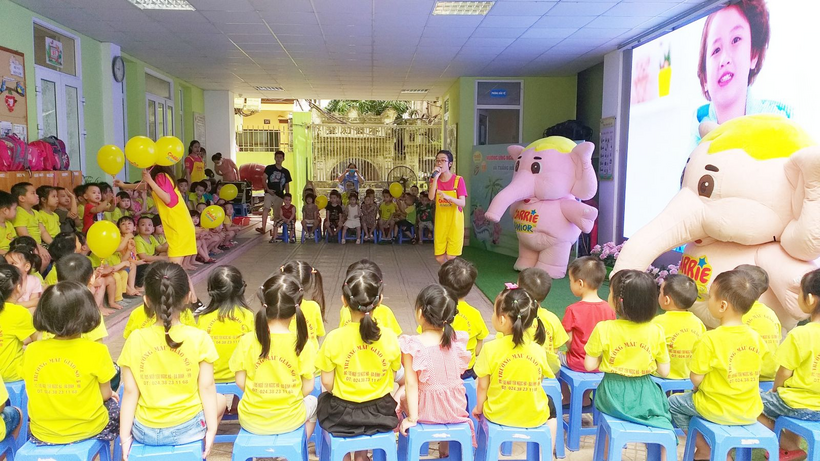 Ảnh có chứa trong nhà, mặc quần áo, vài, quần áo
Mô tả được tạo tự động