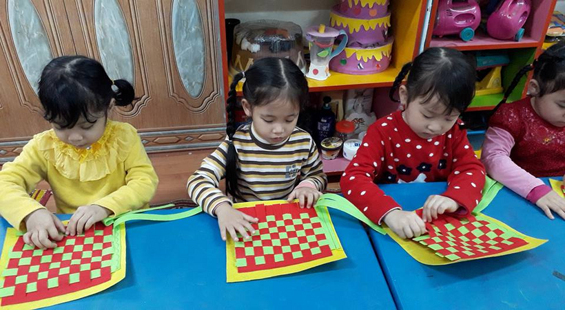 Ảnh có chứa văn bản, trẻ em, trong nhà, người
Mô tả được tạo tự động