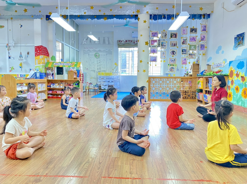 Ảnh có chứa sàn, trong nhà, nhóm, con người
Mô tả được tạo tự động