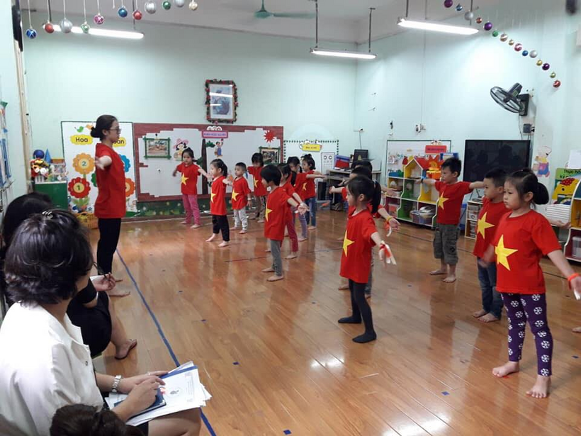 Ảnh có chứa trong nhà, sàn, người, trần
Mô tả được tạo tự động