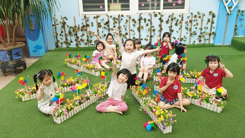 Ảnh có chứa cỏ, trẻ em, cô bé, rất ít
Mô tả được tạo tự động