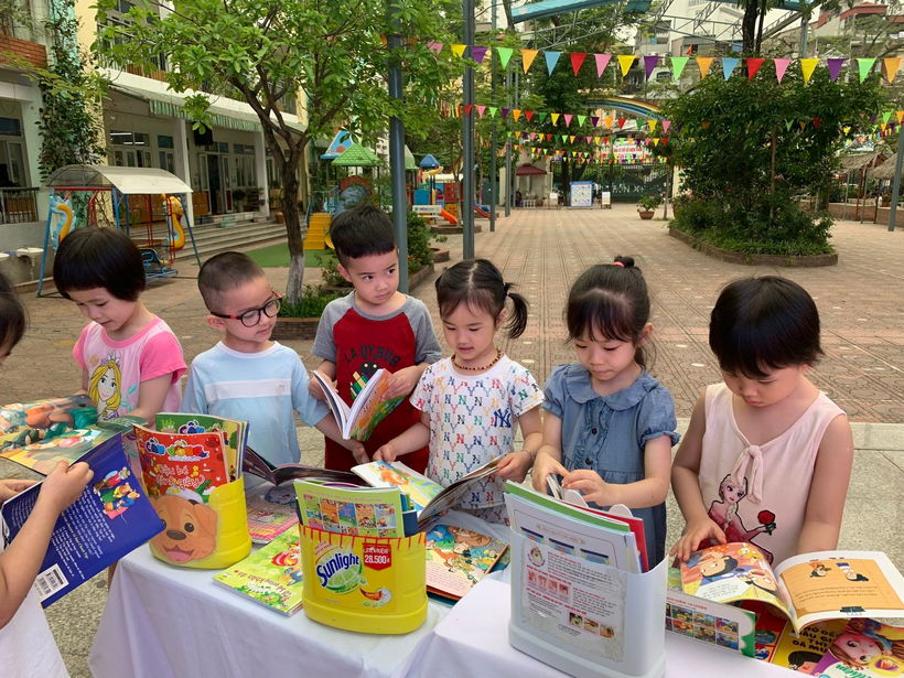 Ảnh có chứa người, ngoài trời, đang ngồi, ăn uống
Mô tả được tạo tự động