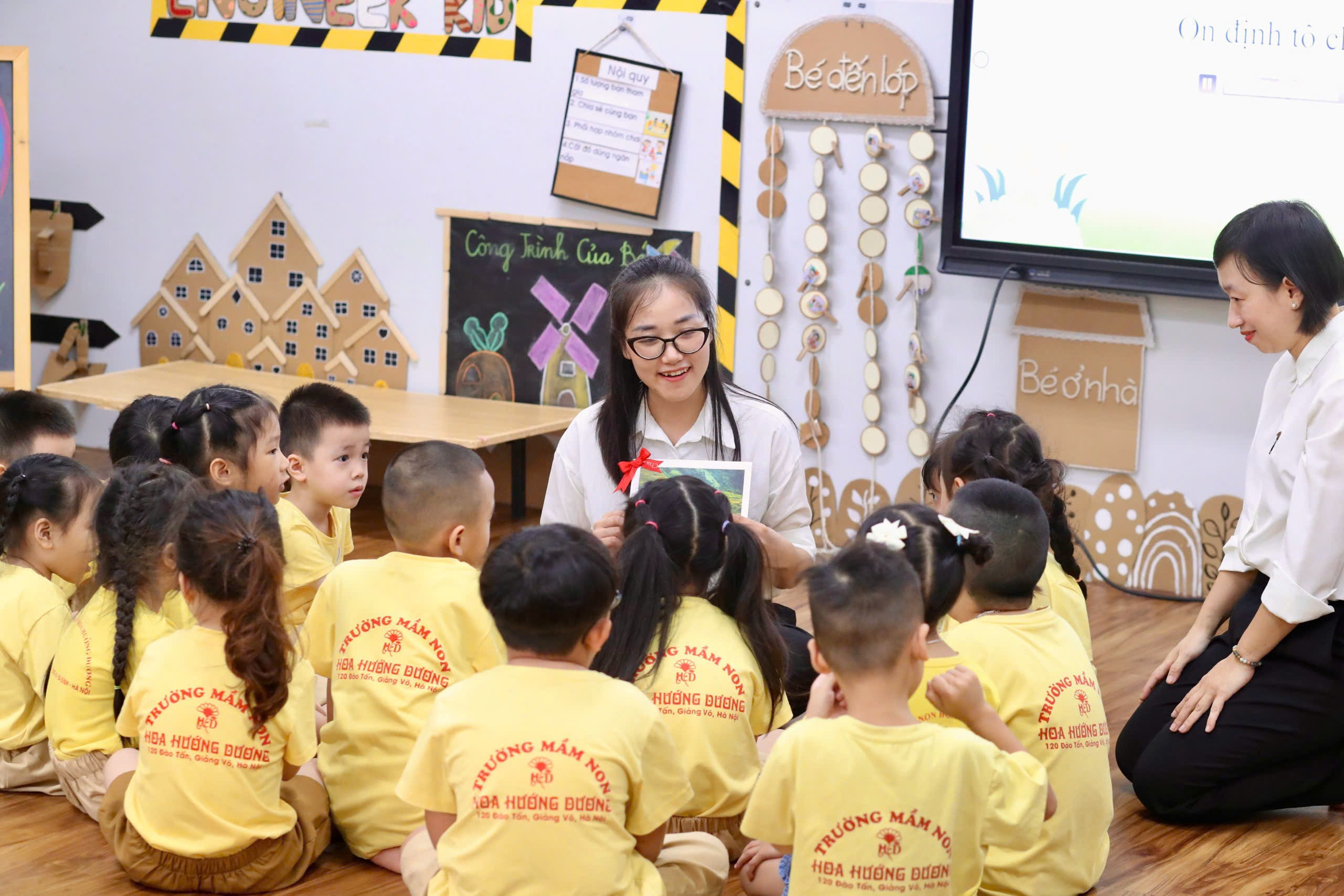 A person reading a book to a group of children
AI-generated content may be incorrect.