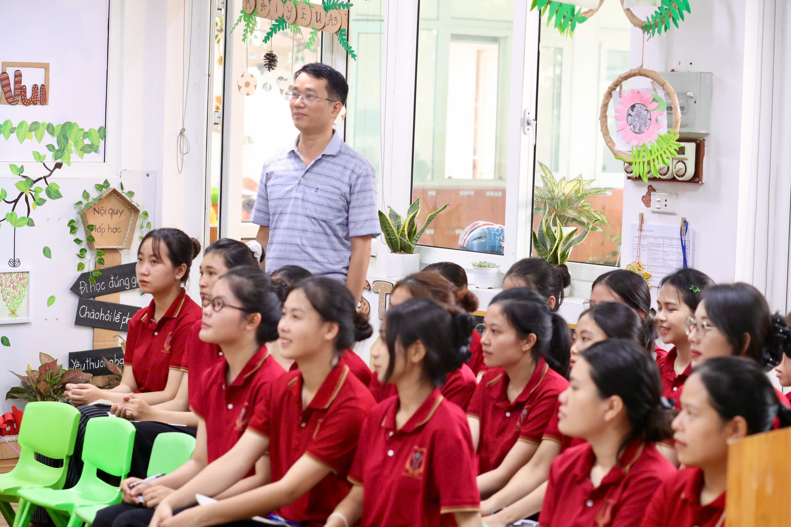 A person standing in front of a group of students
AI-generated content may be incorrect.