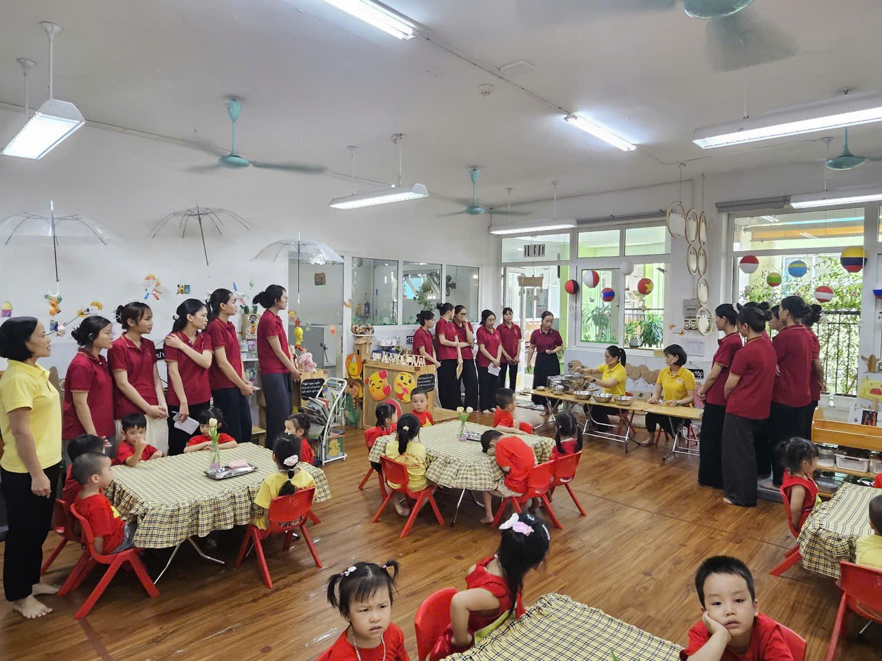 A group of people in a room
AI-generated content may be incorrect.