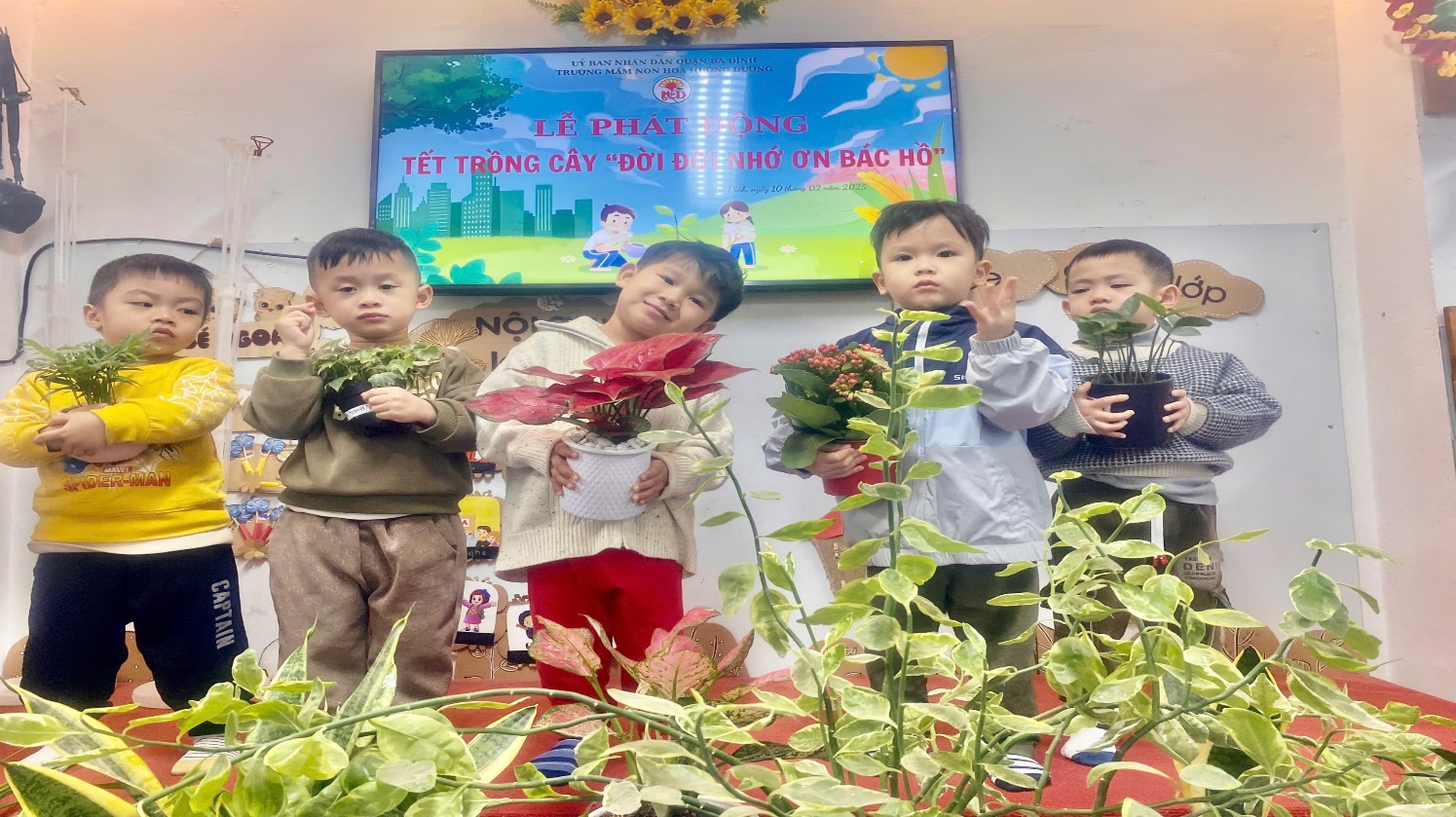 C:\Users\User\Desktop\NĂM HỌC 24 25\Ảnh Têt trồng cây\z6303676506563_ae20e077f82db5d0cf88b986719d301c.jpg