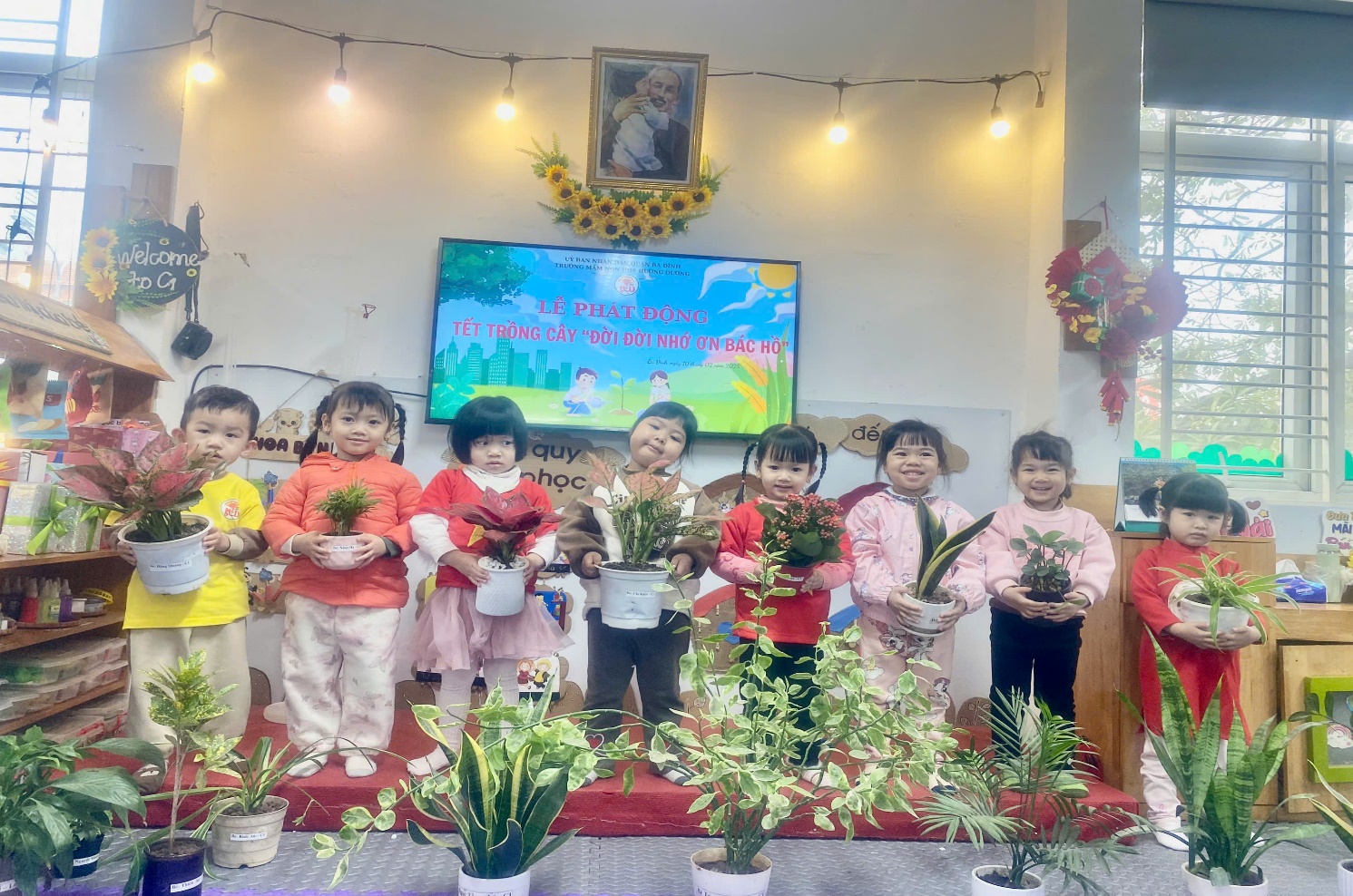 C:\Users\User\Desktop\NĂM HỌC 24 25\Ảnh Têt trồng cây\z6303704322082_a9ba2b72722579be27fc00bac7e2bbdf.jpg