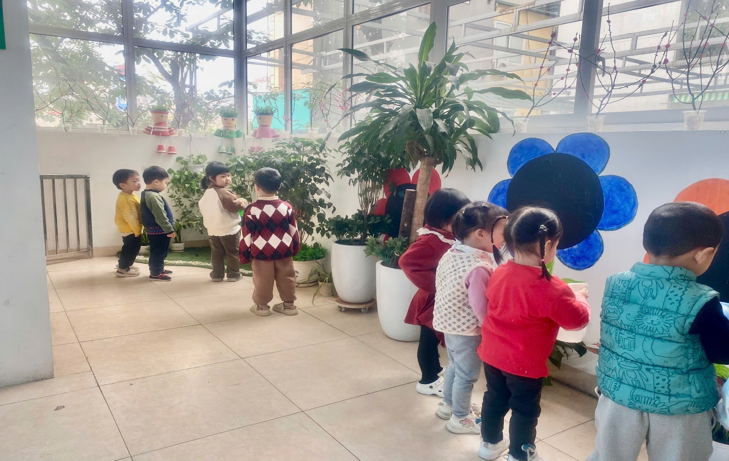 C:\Users\User\Desktop\NĂM HỌC 24 25\Ảnh Têt trồng cây\z6303382749355_3abc450910aa17ea2595e5476175b133.jpg