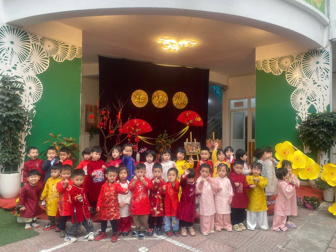 C:\Users\User\Desktop\NĂM HỌC 24 25\Ảnh hội chợ Xuân\z6318034575491_fc14b9285e1fc2f5edd24096048dfde8.jpg