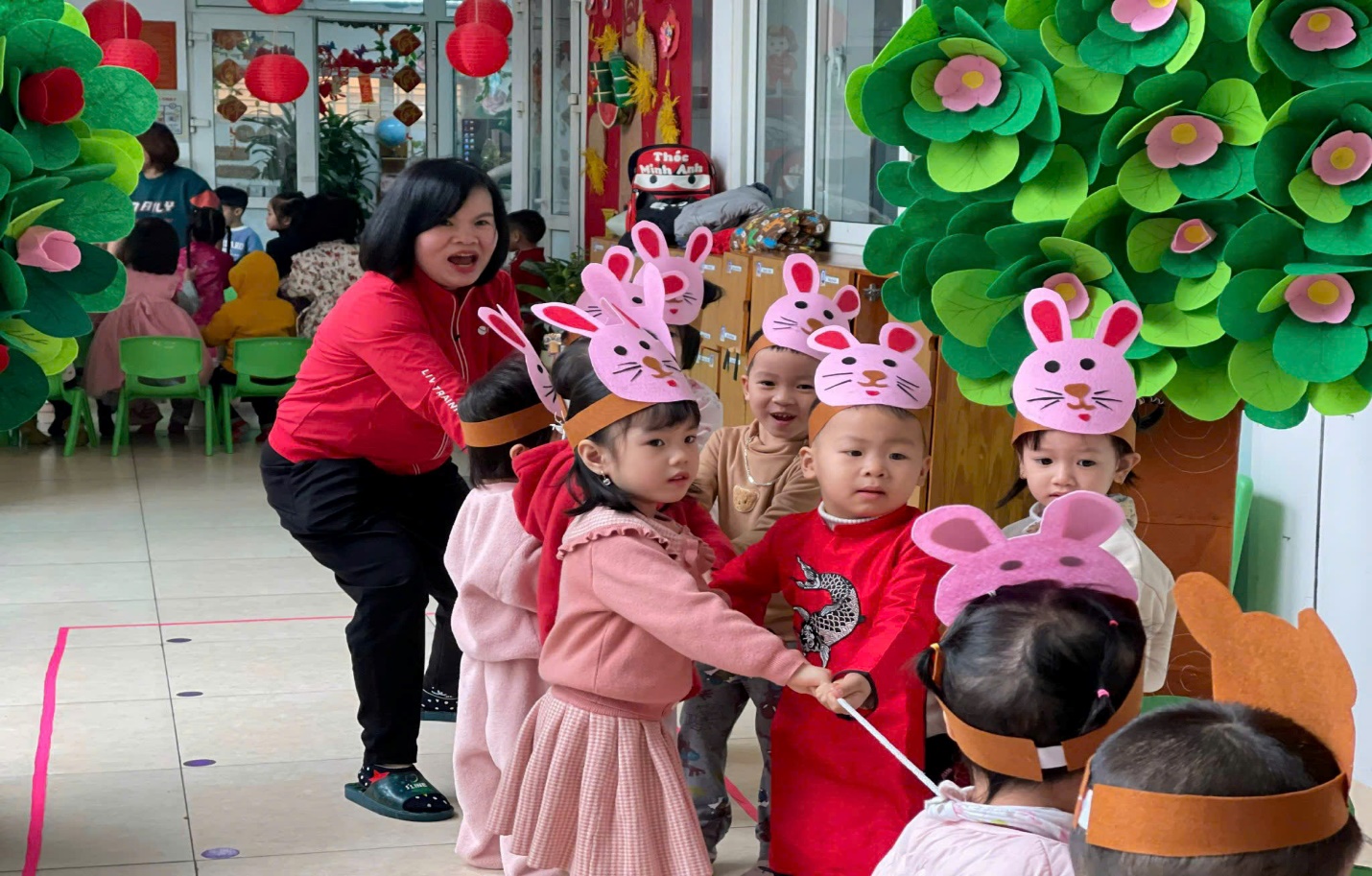 C:\Users\User\Desktop\NĂM HỌC 24 25\Ảnh hội chợ Xuân\z6318034511954_856ee6f1dbd059b7cdd8821999f0f37f.jpg