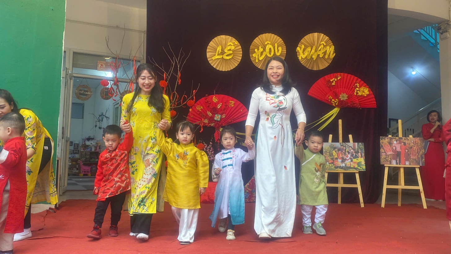 C:\Users\User\Desktop\NĂM HỌC 24 25\Ảnh hội chợ Xuân\z6318034785066_df08599cdcf41796653c1613fd79b9dc.jpg