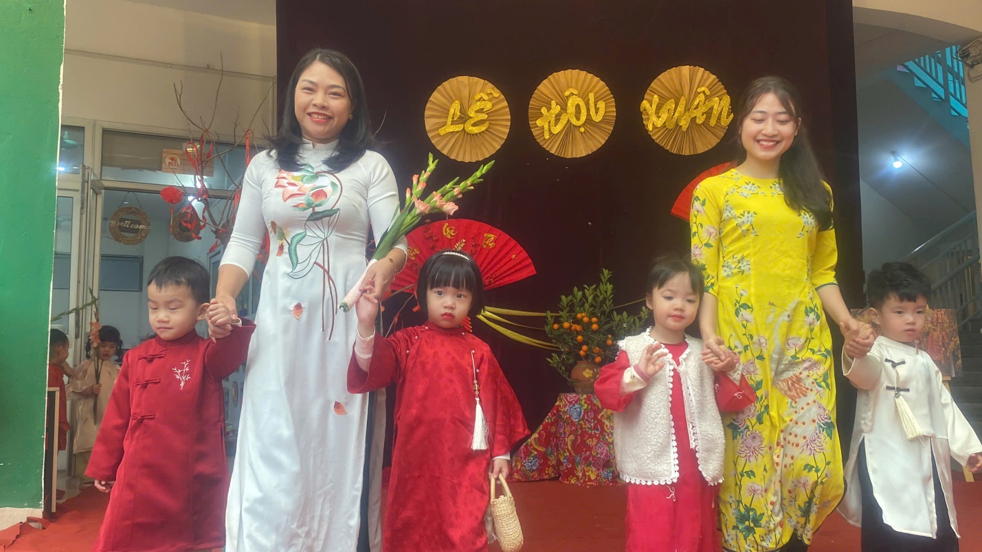 C:\Users\User\Desktop\NĂM HỌC 24 25\Ảnh hội chợ Xuân\z6318034555805_763a435183c7dd5102f3322071316b32.jpg