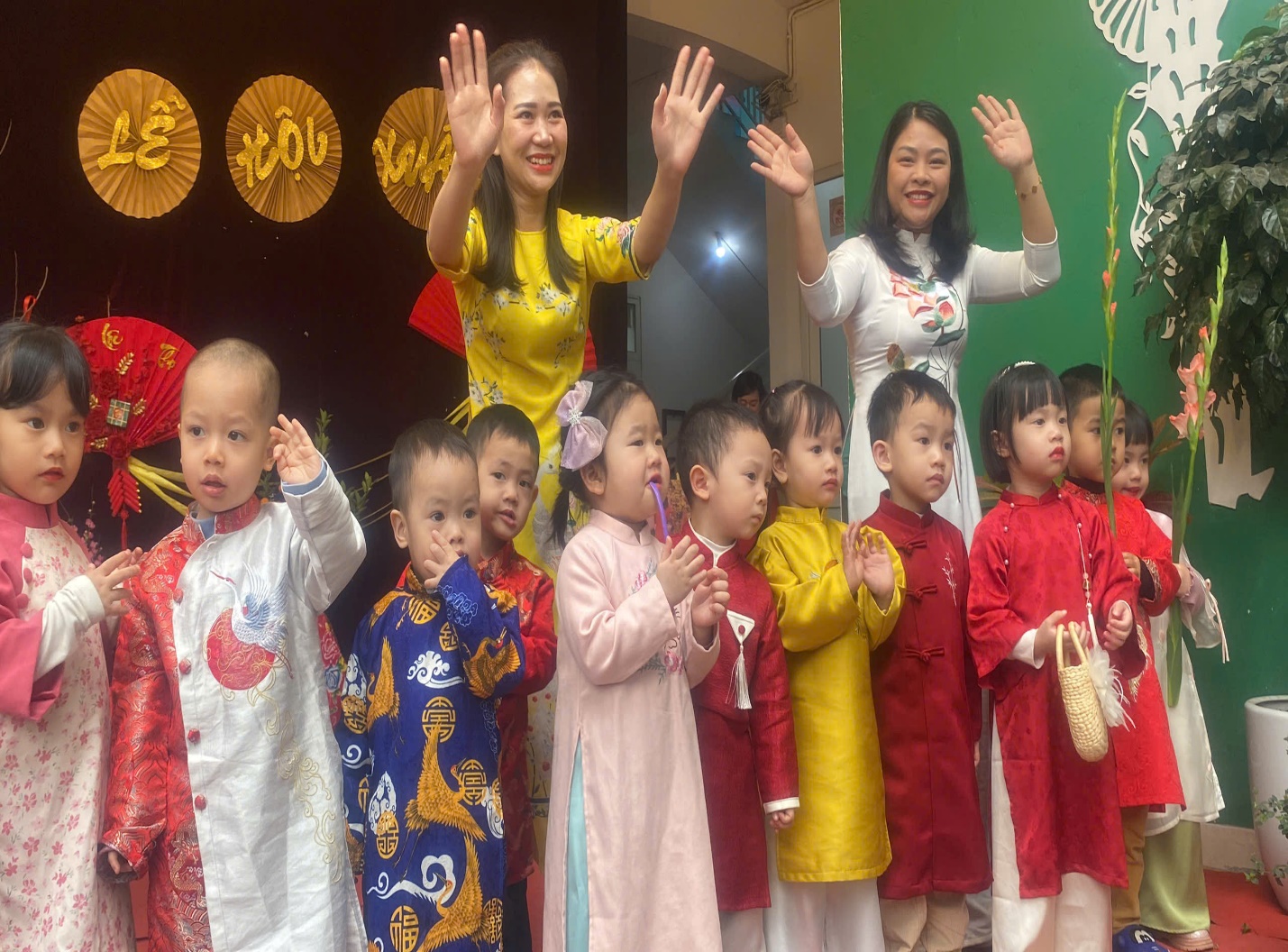 C:\Users\User\Desktop\NĂM HỌC 24 25\Ảnh hội chợ Xuân\z6318034554348_cfc7f6abb32eb6a451a7311f0e06a902.jpg