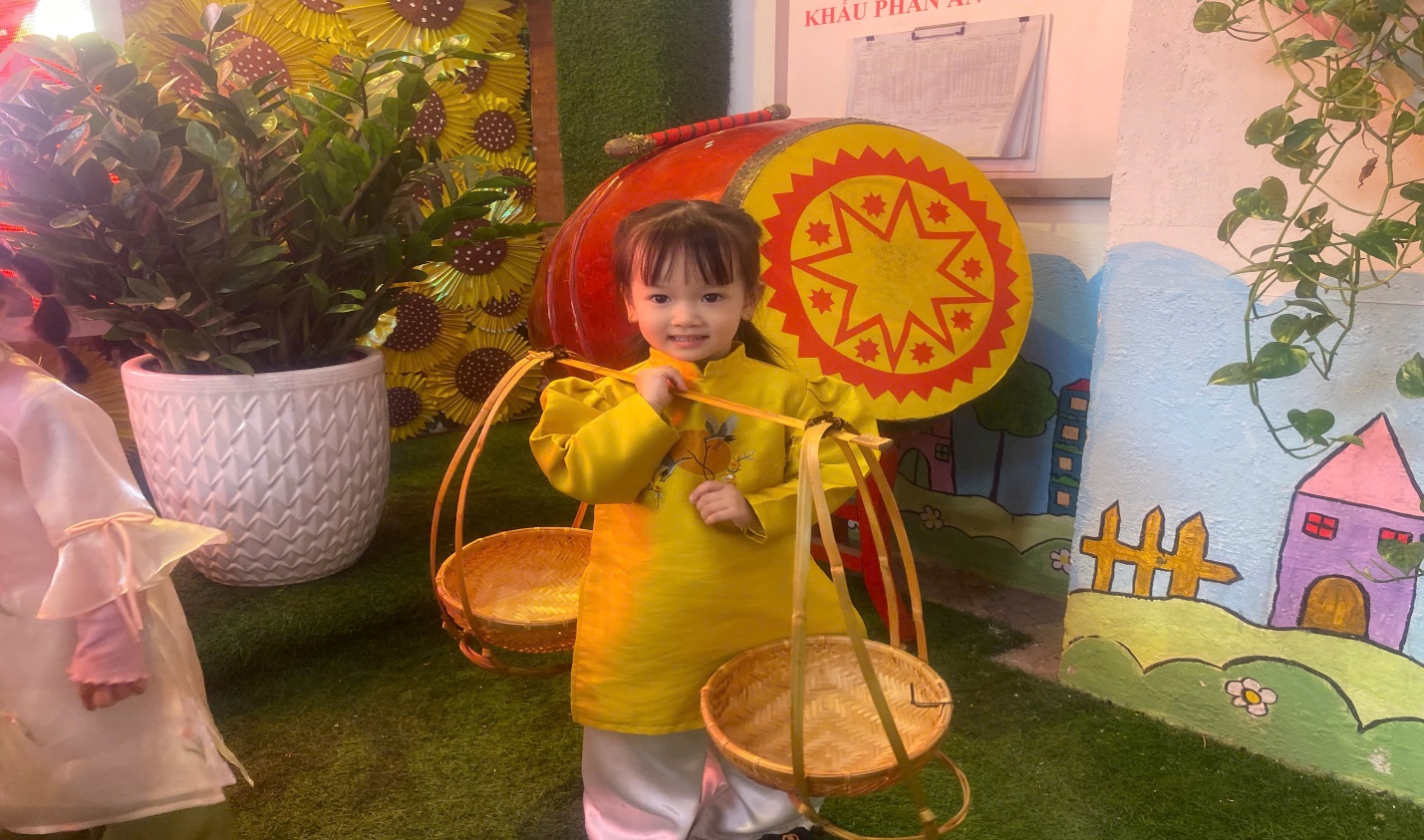 C:\Users\User\Desktop\NĂM HỌC 24 25\Ảnh hội chợ Xuân\z6318034663760_40208a408a274e66f44a8c1d7d32d951.jpg