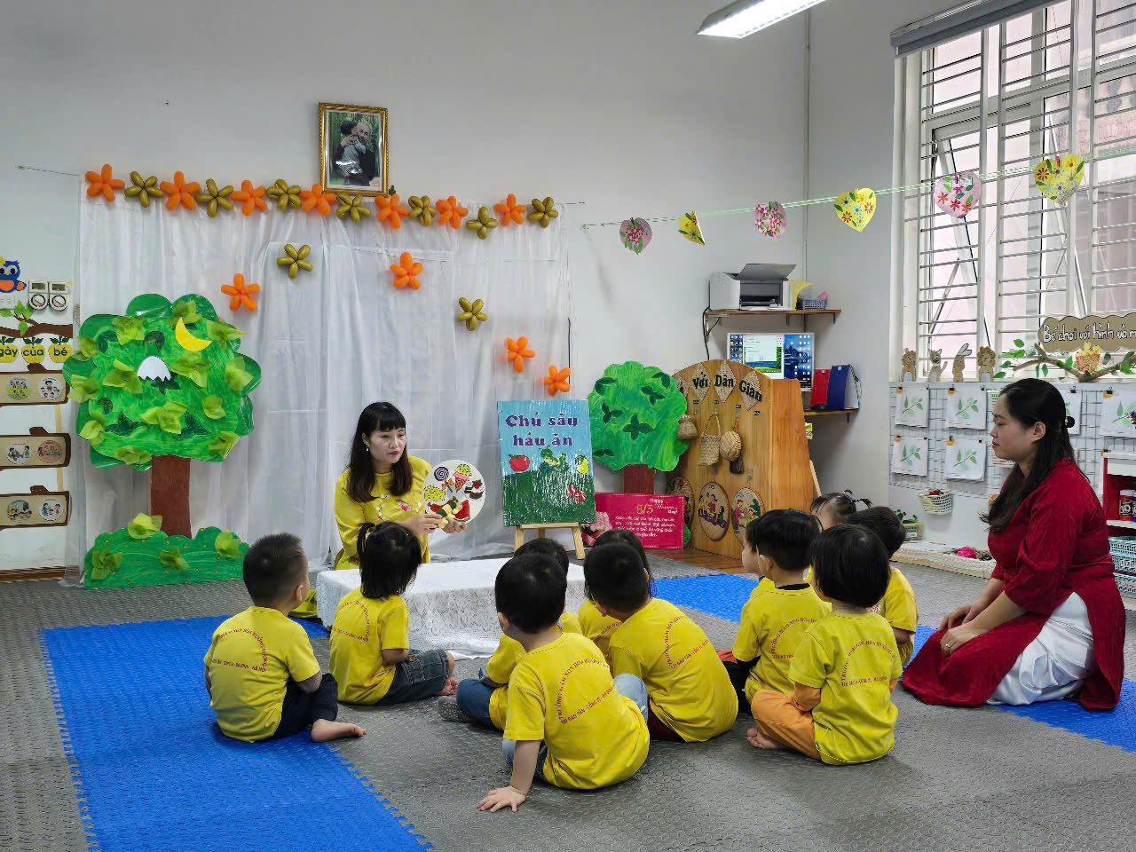 A group of children sitting on the floor in a classroom
AI-generated content may be incorrect.