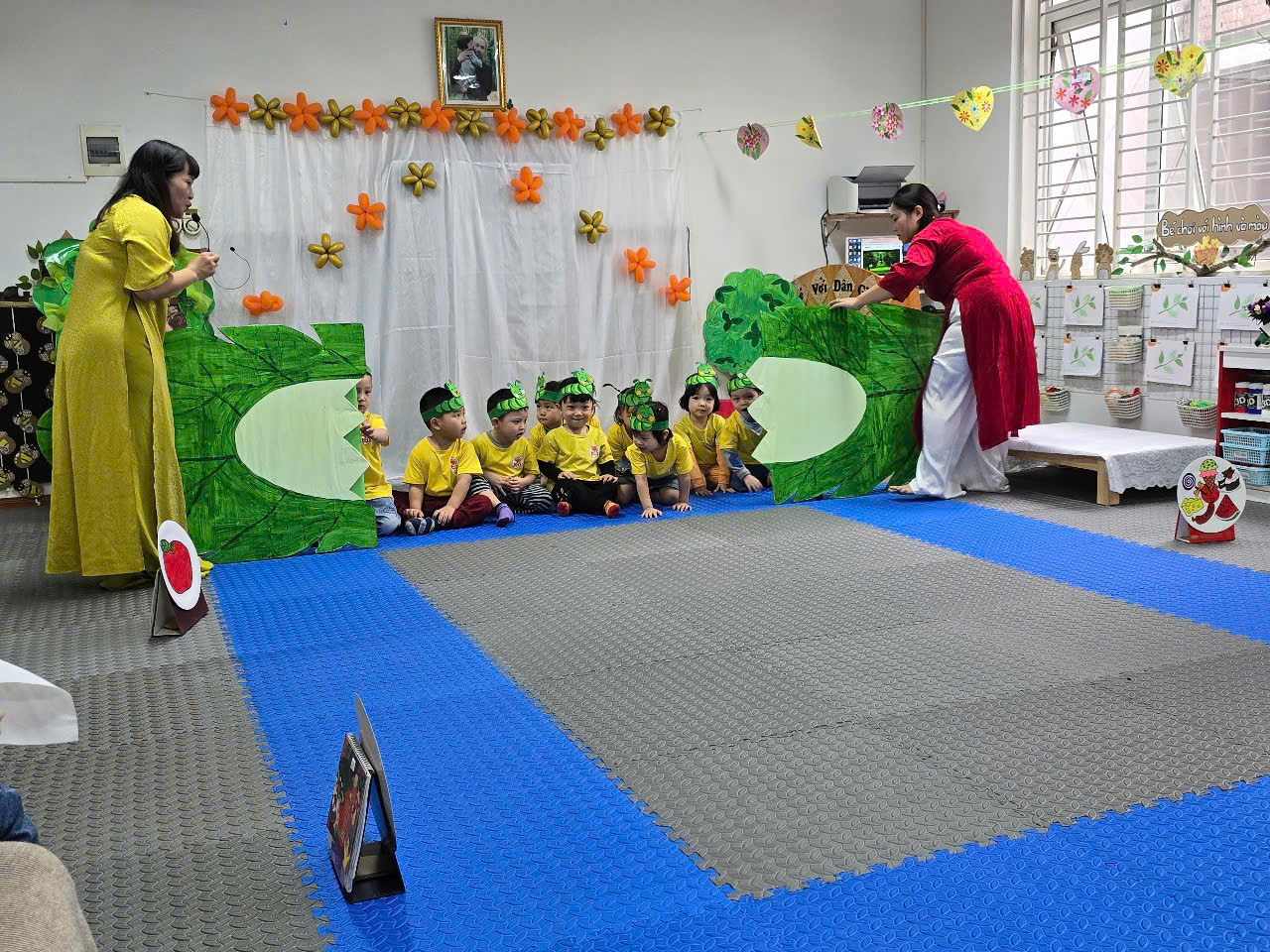 A group of kids sitting on a carpet
AI-generated content may be incorrect.