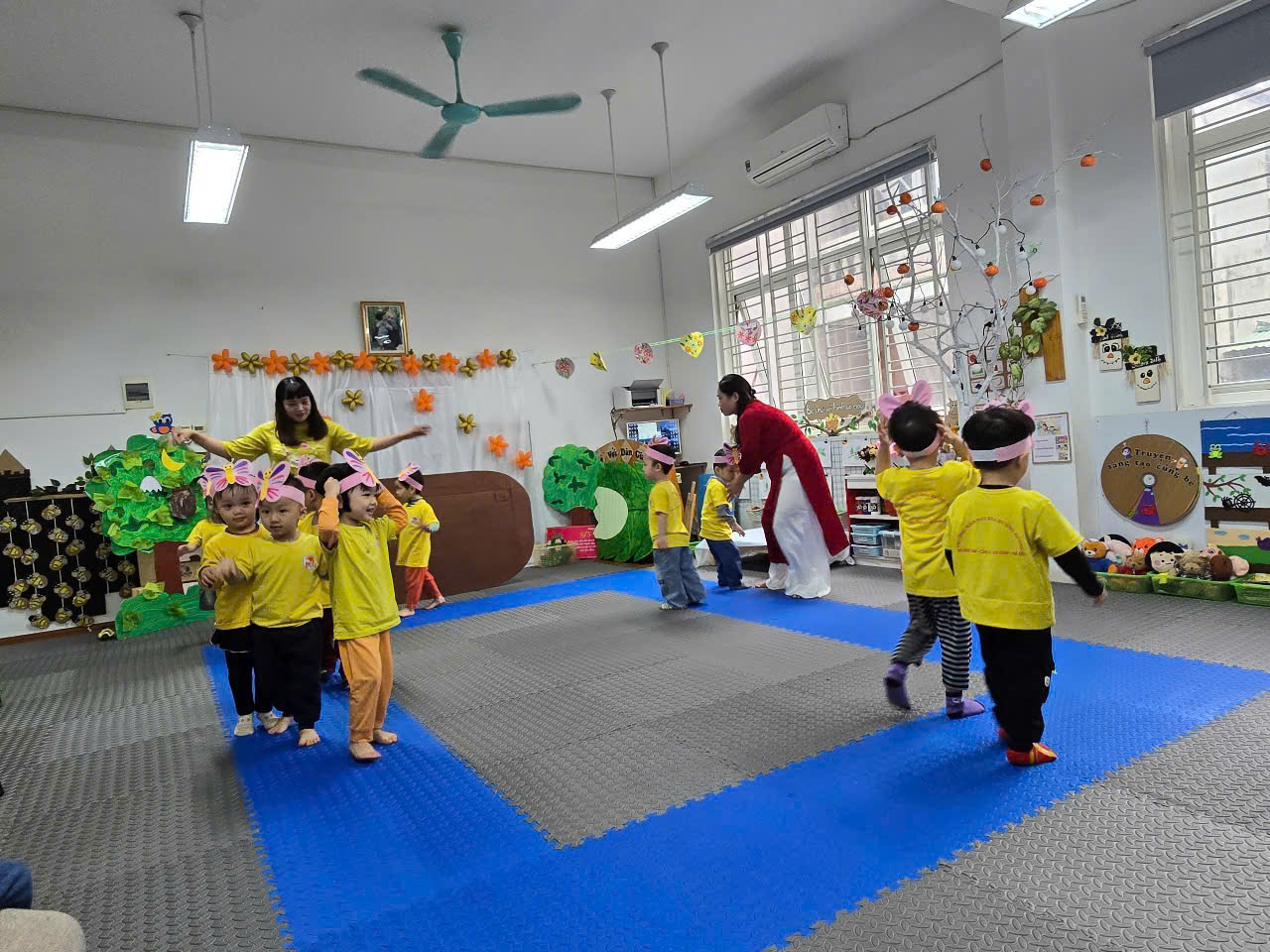 A group of children in a room
AI-generated content may be incorrect.