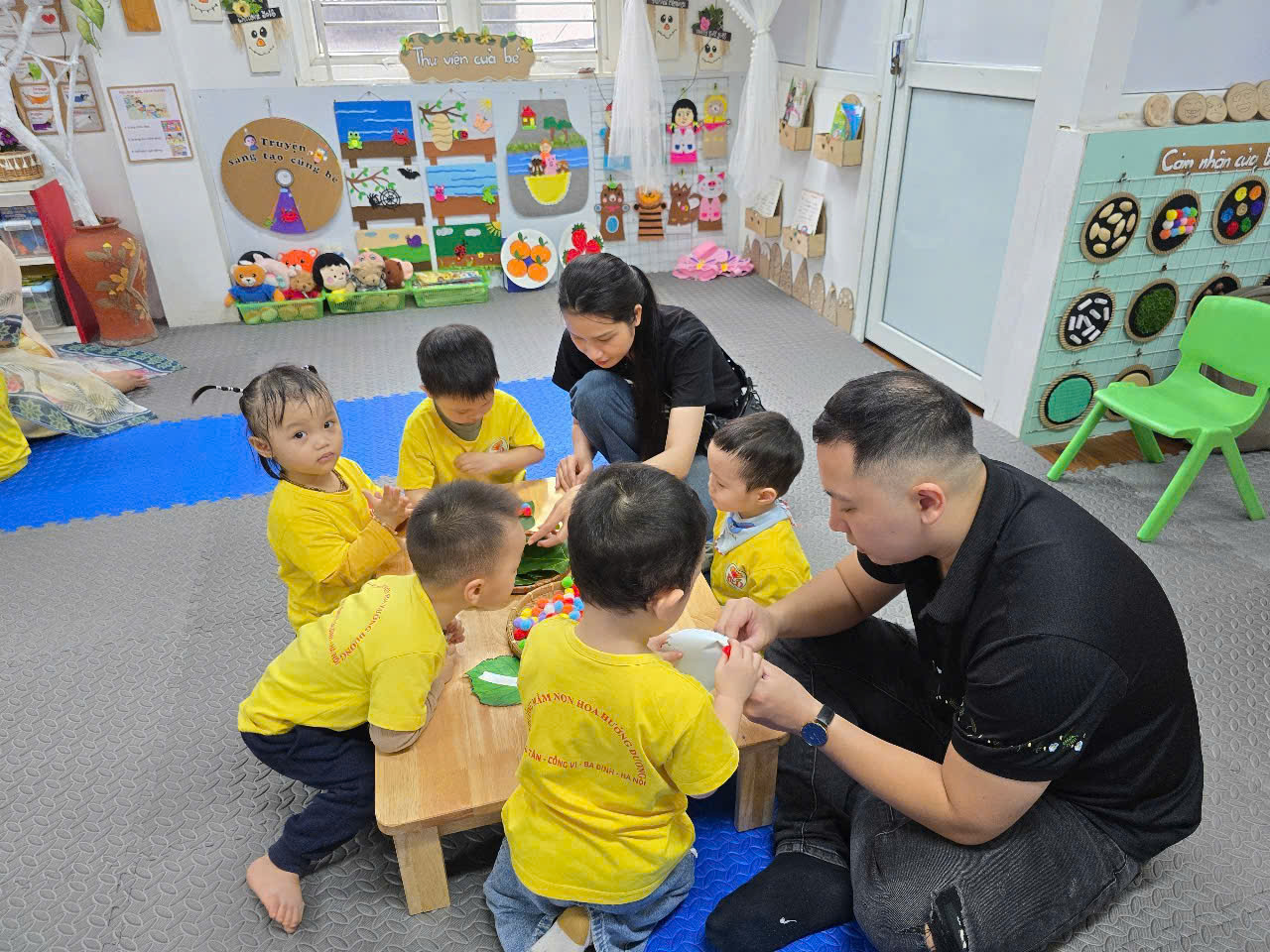 A group of children sitting on a table in a classroom
AI-generated content may be incorrect.