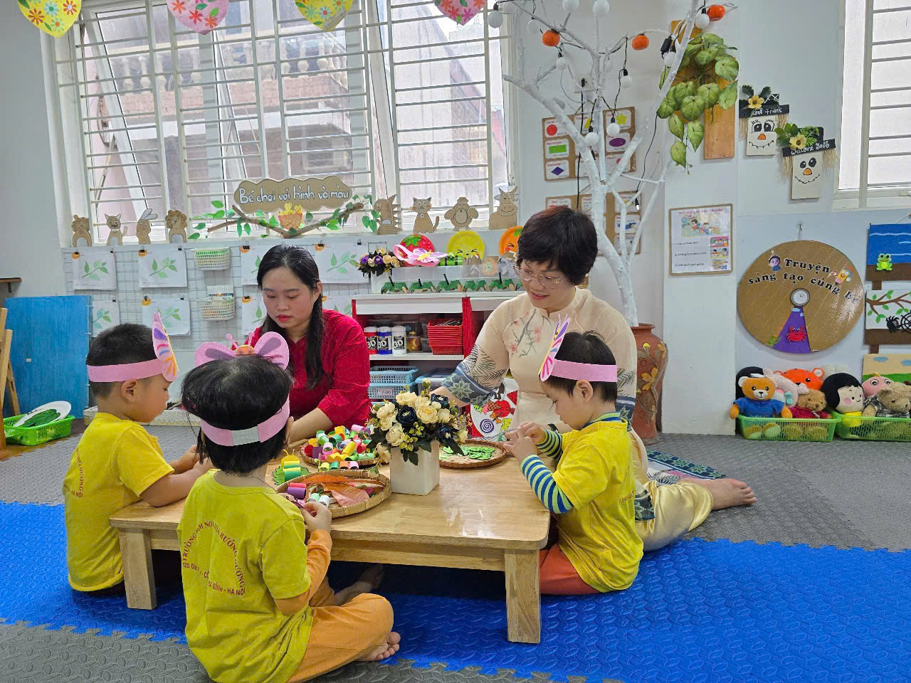 A group of people sitting around a table
AI-generated content may be incorrect.