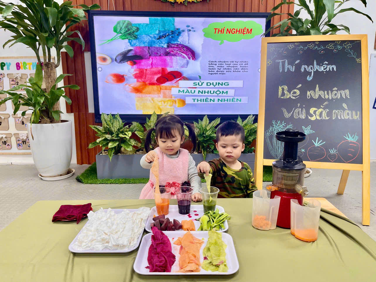 D:\C3 NĂM HỌC 2024-2025\ảnh lớp C3\TN Nhuộm vải\z6090294423378_be16e14282d878c9d73e1b5725c530e3.jpg