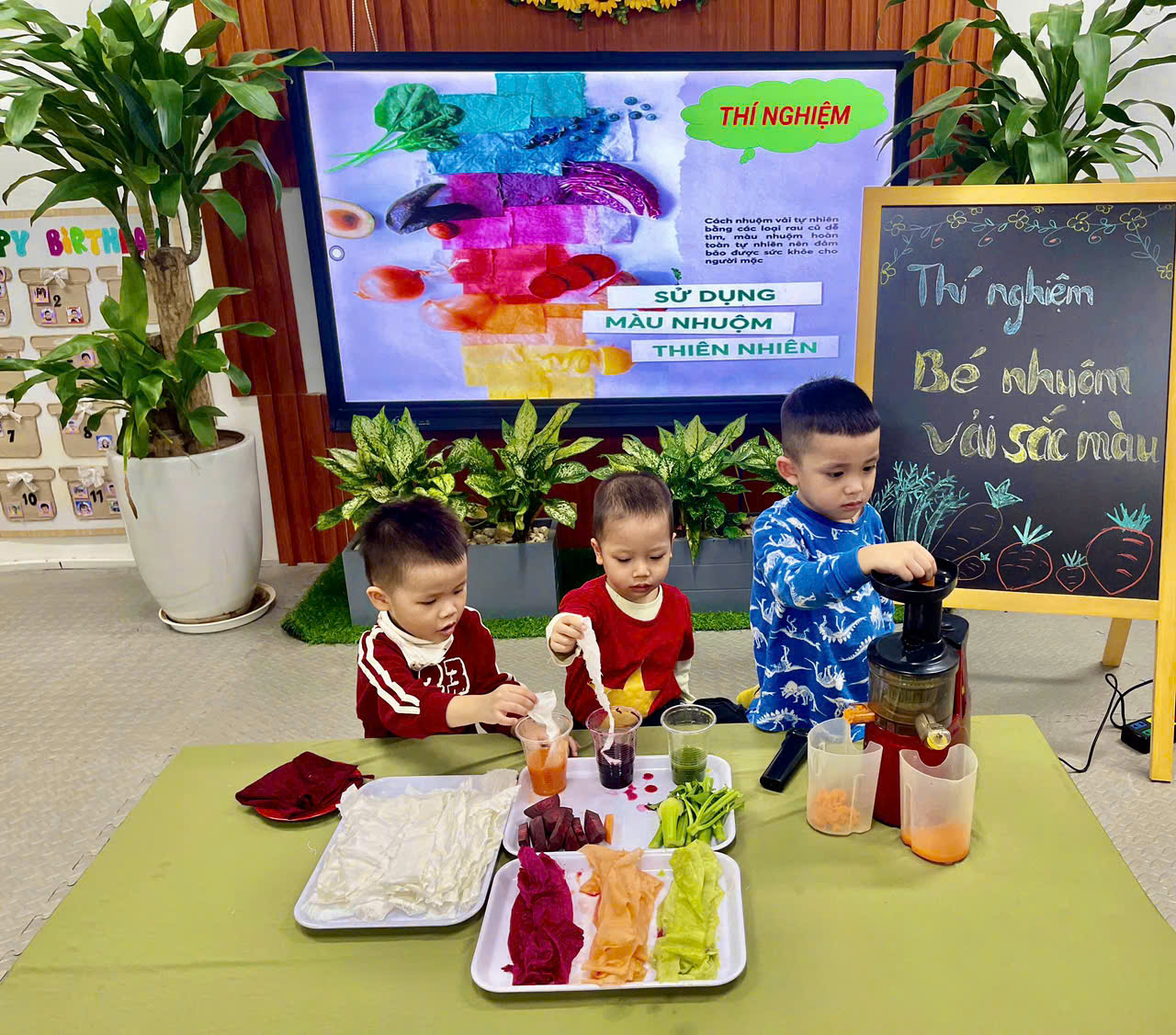 D:\C3 NĂM HỌC 2024-2025\ảnh lớp C3\TN Nhuộm vải\z6090294347810_9106e4d512fa718f5d35887c9719aaae.jpg