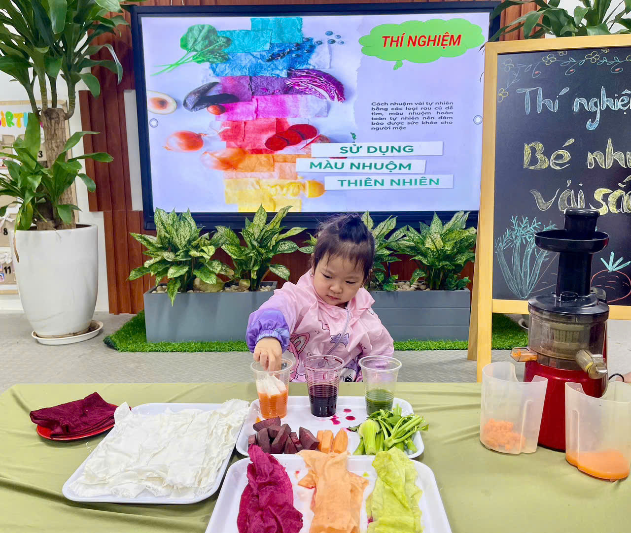 D:\C3 NĂM HỌC 2024-2025\ảnh lớp C3\TN Nhuộm vải\z6090294328867_d5648e9e2e7a840f7c90e53cca33b8b6.jpg