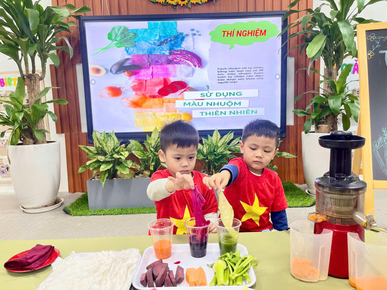 D:\C3 NĂM HỌC 2024-2025\ảnh lớp C3\TN Nhuộm vải\z6090294477967_7b03eb5a99fb49870c9341d1c4fb49a0.jpg