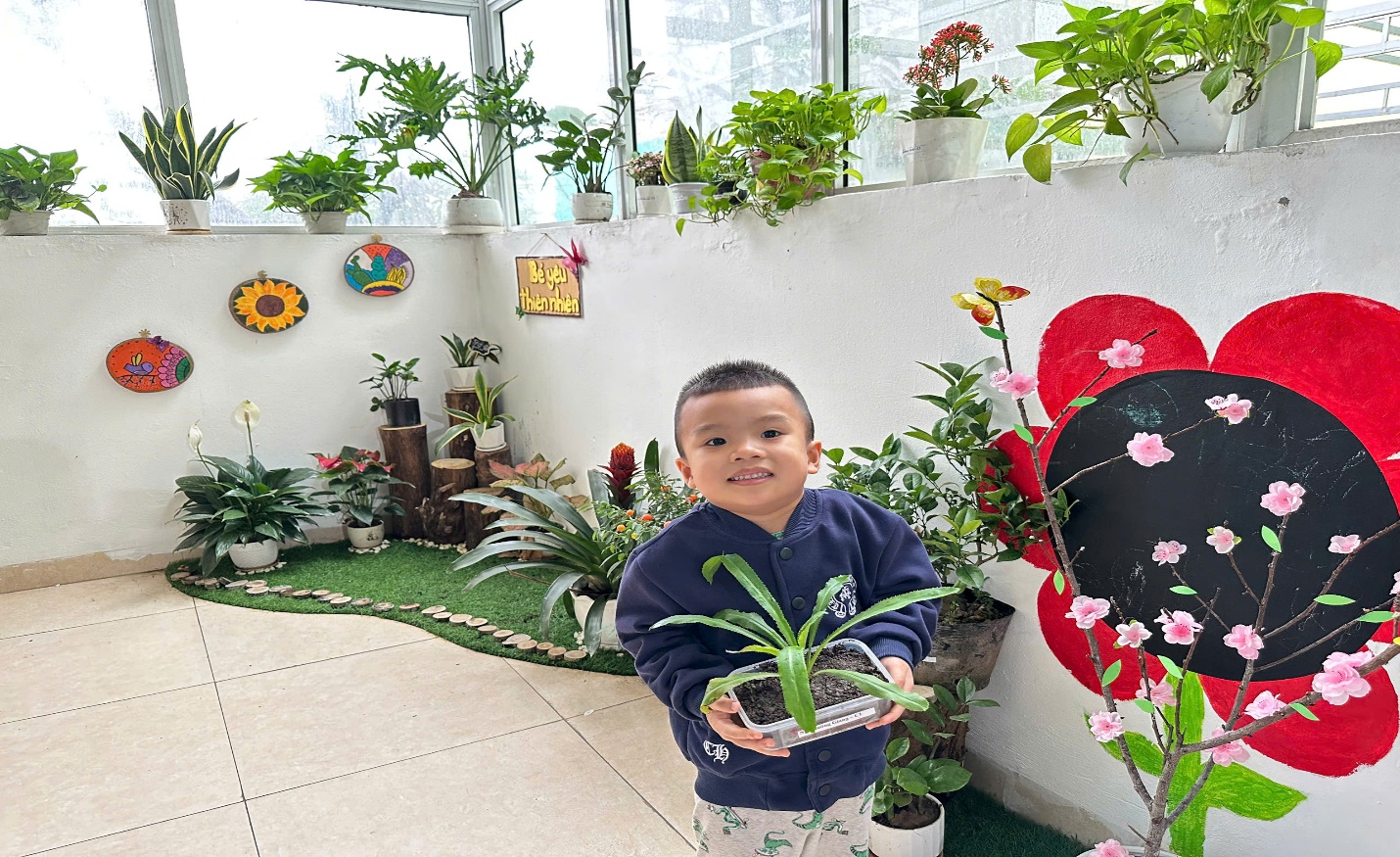 C:\Users\User\Pictures\Ảnh hoat đong lop c1\Ảnh Tết Trồng cây\z7565608064750_2e2258073b4baef6bb6e5efc198114b4.jpg